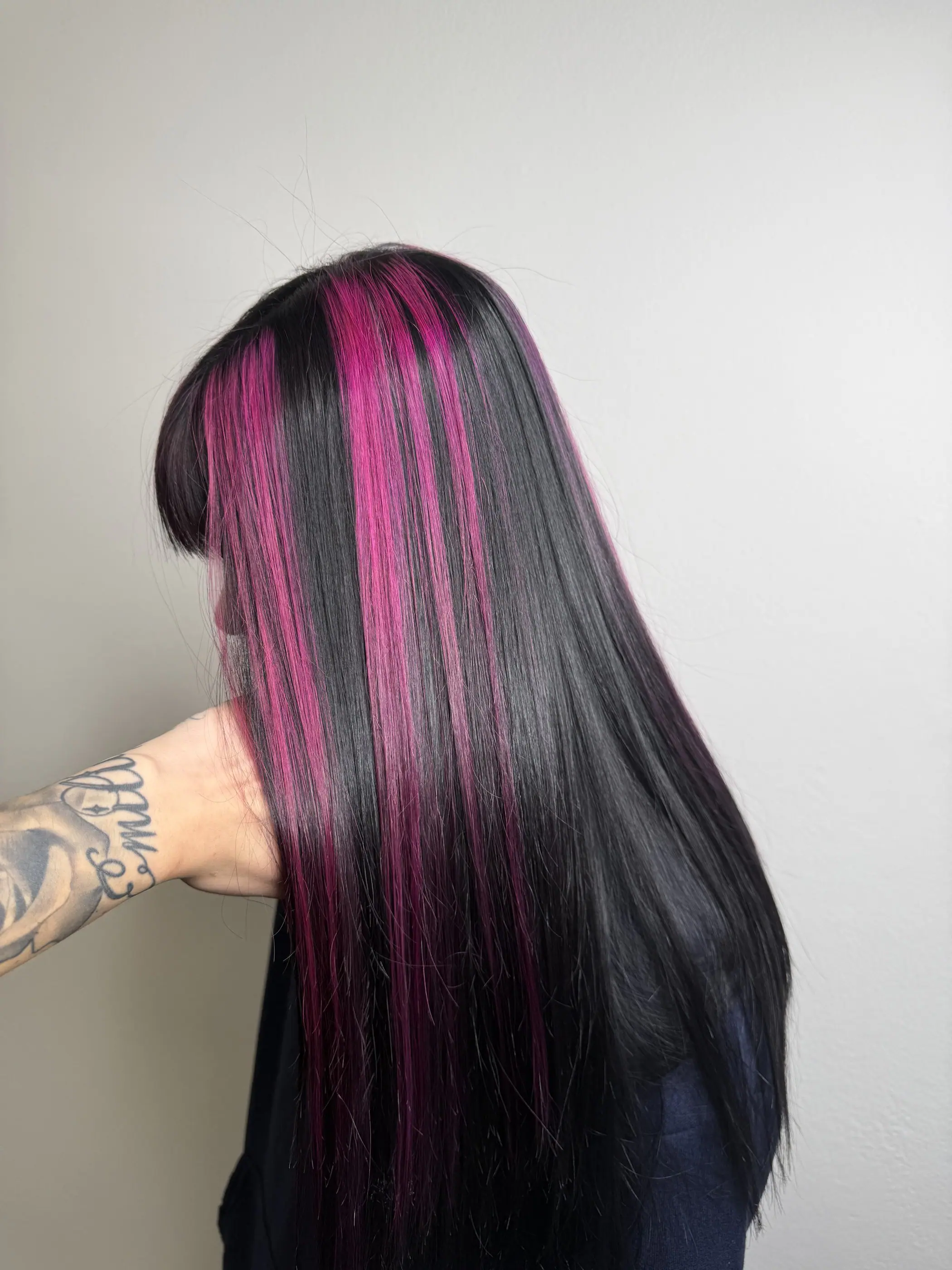 Capelli lunghi neri e lisci con ciocche rosa fucsia